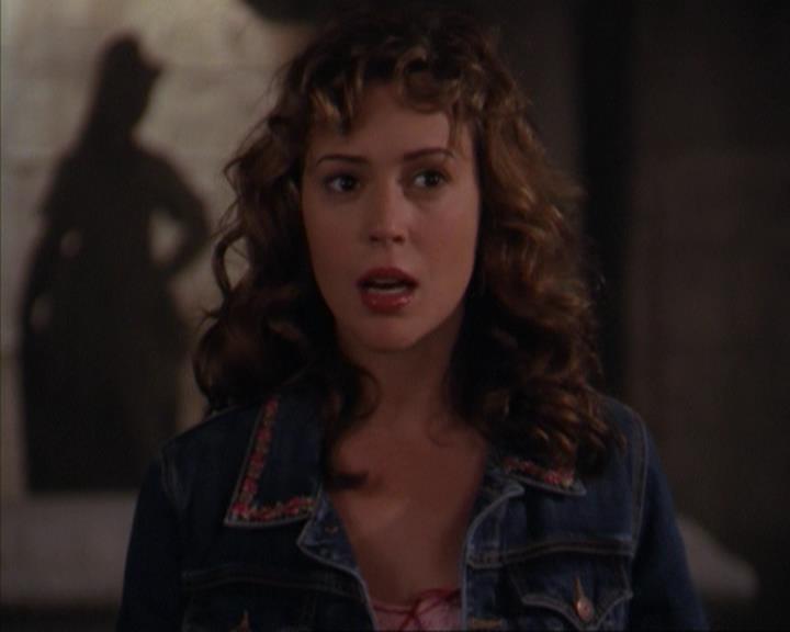 Charmed-Online-dot-316DeathTakesAHalliwell0574.jpg Charmed-Online-dot-316DeathTakesAHalliwell0574.jpg