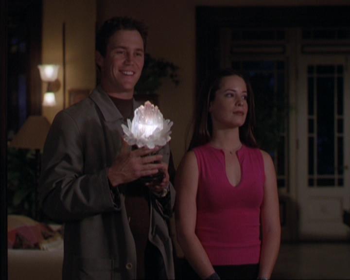 Charmed-Online-dot-316DeathTakesAHalliwell1021.jpg Charmed-Online-dot-316DeathTakesAHalliwell1021.jpg