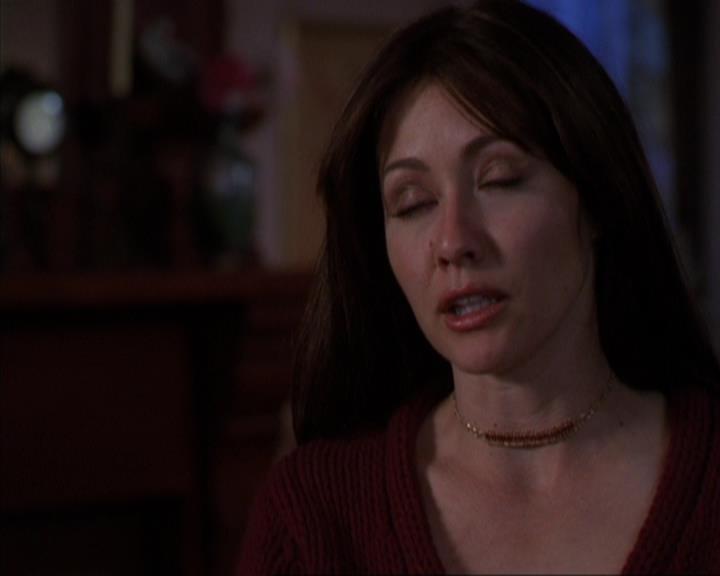 Charmed-Online-dot-316DeathTakesAHalliwell1027.jpg Charmed-Online-dot-316DeathTakesAHalliwell1027.jpg