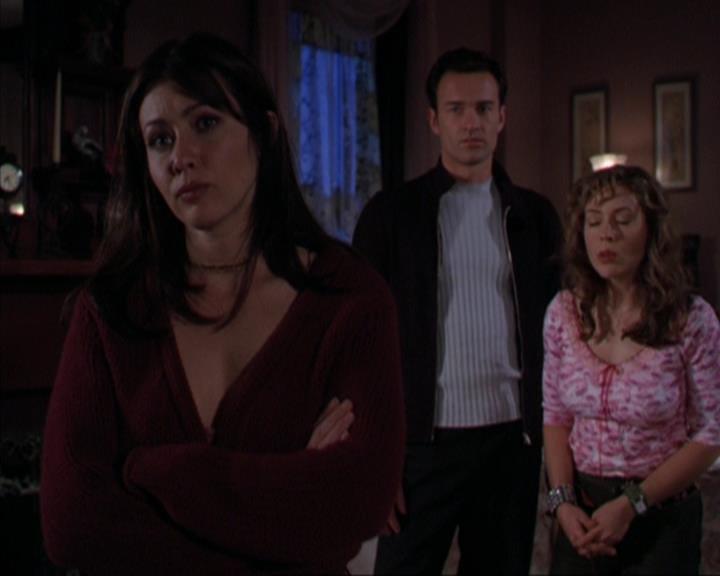 Charmed-Online-dot-316DeathTakesAHalliwell1033.jpg Charmed-Online-dot-316DeathTakesAHalliwell1033.jpg