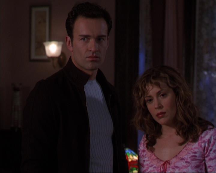 Charmed-Online-dot-316DeathTakesAHalliwell1072.jpg Charmed-Online-dot-316DeathTakesAHalliwell1072.jpg