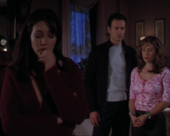 Charmed-Online-dot-316DeathTakesAHalliwell1090.jpg Charmed-Online-dot-316DeathTakesAHalliwell1090.jpg