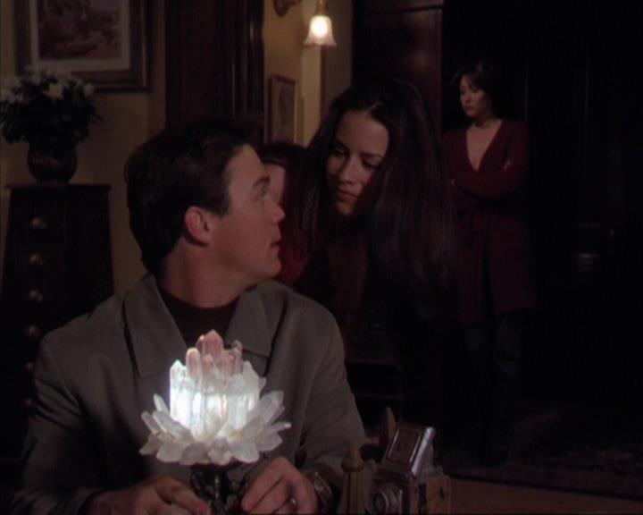 Charmed-Online-dot-316DeathTakesAHalliwell1231.jpg Charmed-Online-dot-316DeathTakesAHalliwell1231.jpg