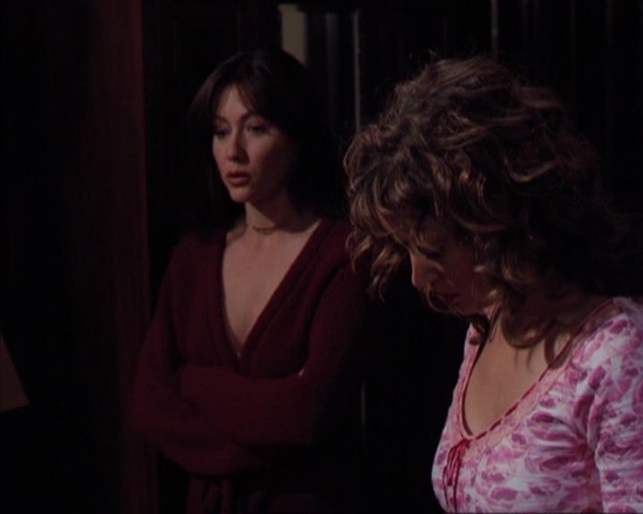 Charmed-Online-dot-316DeathTakesAHalliwell1248.jpg Charmed-Online-dot-316DeathTakesAHalliwell1248.jpg