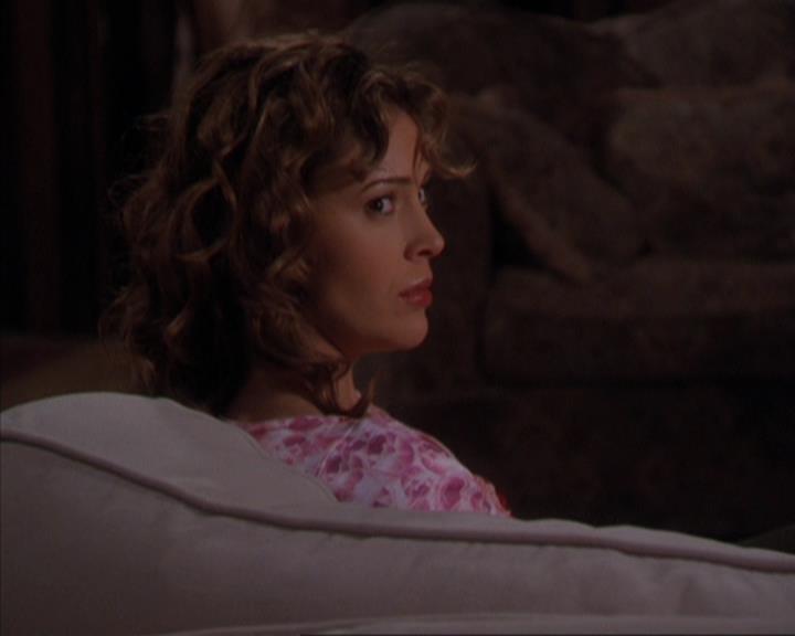 Charmed-Online-dot-316DeathTakesAHalliwell1417.jpg Charmed-Online-dot-316DeathTakesAHalliwell1417.jpg