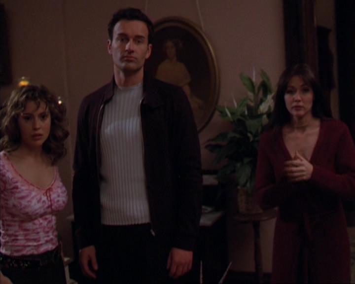 Charmed-Online-dot-316DeathTakesAHalliwell1537.jpg Charmed-Online-dot-316DeathTakesAHalliwell1537.jpg