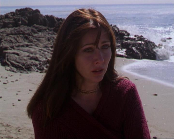 Charmed-Online-dot-316DeathTakesAHalliwell1700.jpg Charmed-Online-dot-316DeathTakesAHalliwell1700.jpg