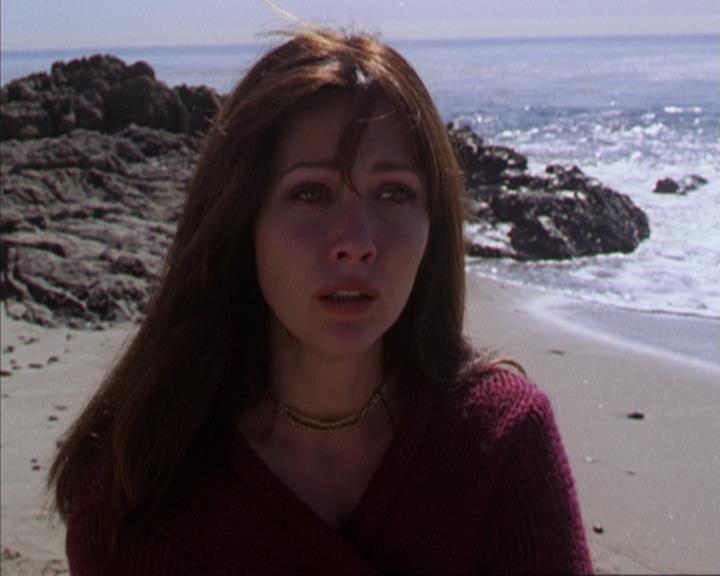 Charmed-Online-dot-316DeathTakesAHalliwell1703.jpg Charmed-Online-dot-316DeathTakesAHalliwell1703.jpg