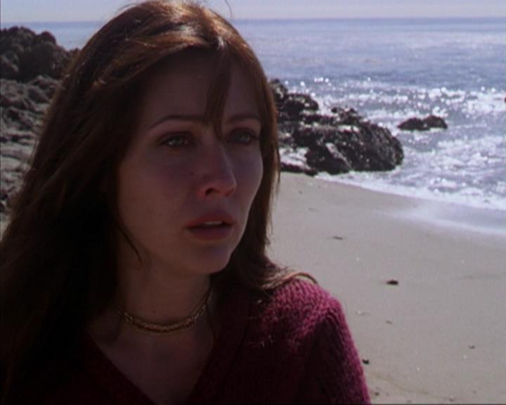 Charmed-Online-dot-316DeathTakesAHalliwell1725.jpg Charmed-Online-dot-316DeathTakesAHalliwell1725.jpg