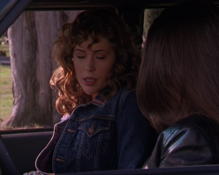 Charmed-Online-dot-316DeathTakesAHalliwell1801.jpg Charmed-Online-dot-316DeathTakesAHalliwell1801.jpg