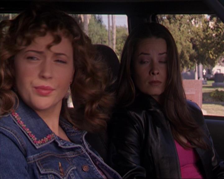 Charmed-Online-dot-316DeathTakesAHalliwell1802.jpg Charmed-Online-dot-316DeathTakesAHalliwell1802.jpg