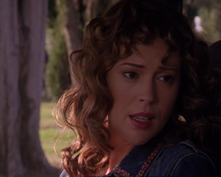 Charmed-Online-dot-316DeathTakesAHalliwell1810.jpg Charmed-Online-dot-316DeathTakesAHalliwell1810.jpg