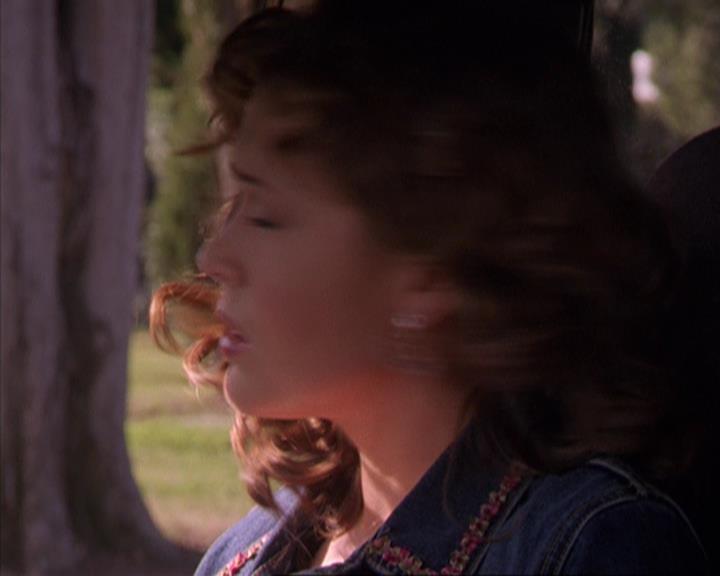 Charmed-Online-dot-316DeathTakesAHalliwell1833.jpg Charmed-Online-dot-316DeathTakesAHalliwell1833.jpg