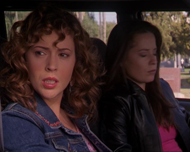 Charmed-Online-dot-316DeathTakesAHalliwell1836.jpg Charmed-Online-dot-316DeathTakesAHalliwell1836.jpg