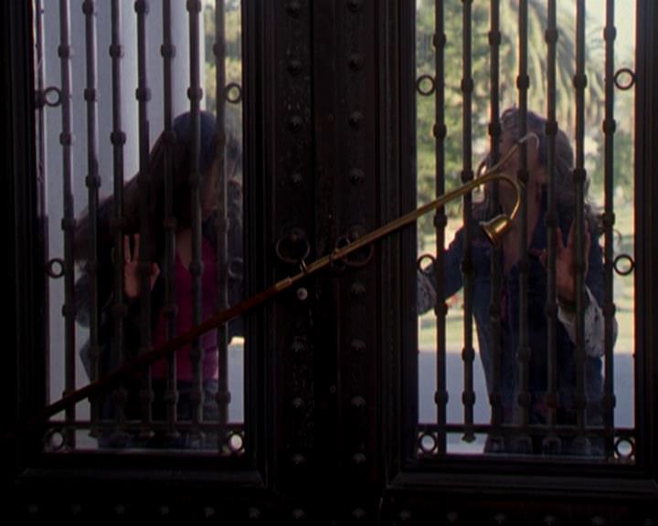 Charmed-Online-dot-316DeathTakesAHalliwell1865.jpg Charmed-Online-dot-316DeathTakesAHalliwell1865.jpg