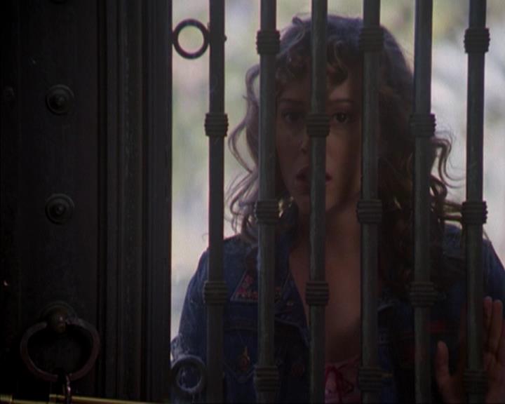 Charmed-Online-dot-316DeathTakesAHalliwell1895.jpg Charmed-Online-dot-316DeathTakesAHalliwell1895.jpg