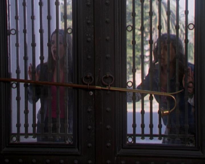 Charmed-Online-dot-316DeathTakesAHalliwell1917.jpg Charmed-Online-dot-316DeathTakesAHalliwell1917.jpg