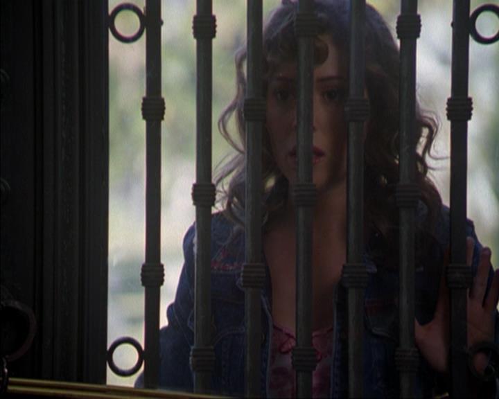 Charmed-Online-dot-316DeathTakesAHalliwell1942.jpg Charmed-Online-dot-316DeathTakesAHalliwell1942.jpg