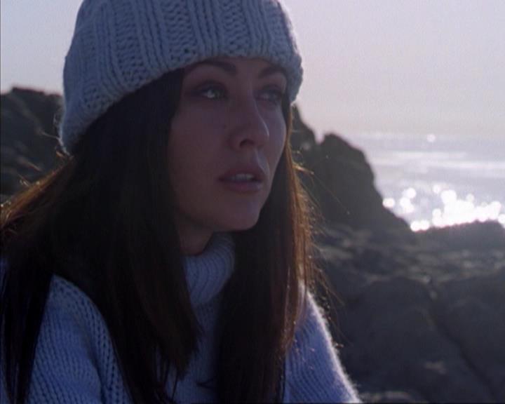 Charmed-Online-dot-316DeathTakesAHalliwell2300.jpg Charmed-Online-dot-316DeathTakesAHalliwell2300.jpg