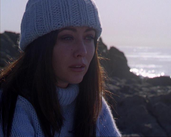 Charmed-Online-dot-316DeathTakesAHalliwell2302.jpg Charmed-Online-dot-316DeathTakesAHalliwell2302.jpg