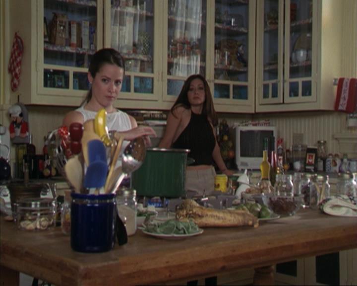 Charmed-Online-dot-317Pre-Witched1387.jpg Charmed-Online-dot-317Pre-Witched1387.jpg