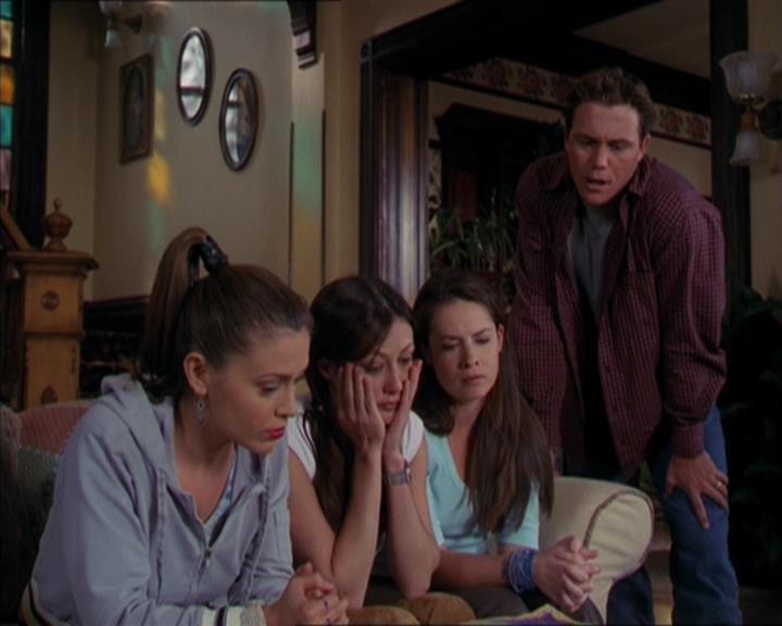 Charmed-Online-dot-320LookWhosBarking0825.jpg Charmed-Online-dot-320LookWhosBarking0825.jpg