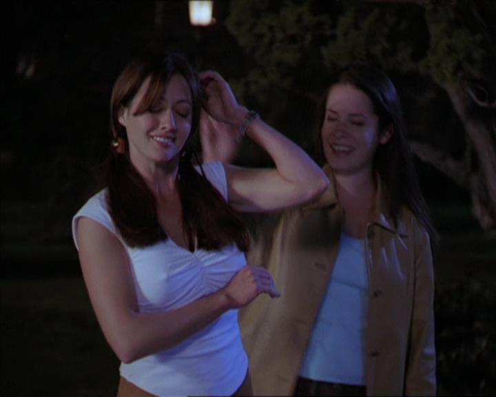 Charmed-Online-dot-320LookWhosBarking2198.jpg Charmed-Online-dot-320LookWhosBarking2198.jpg