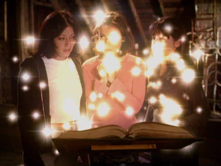 charmed-online_dot_net_OpeningCreditsS3-00037.png