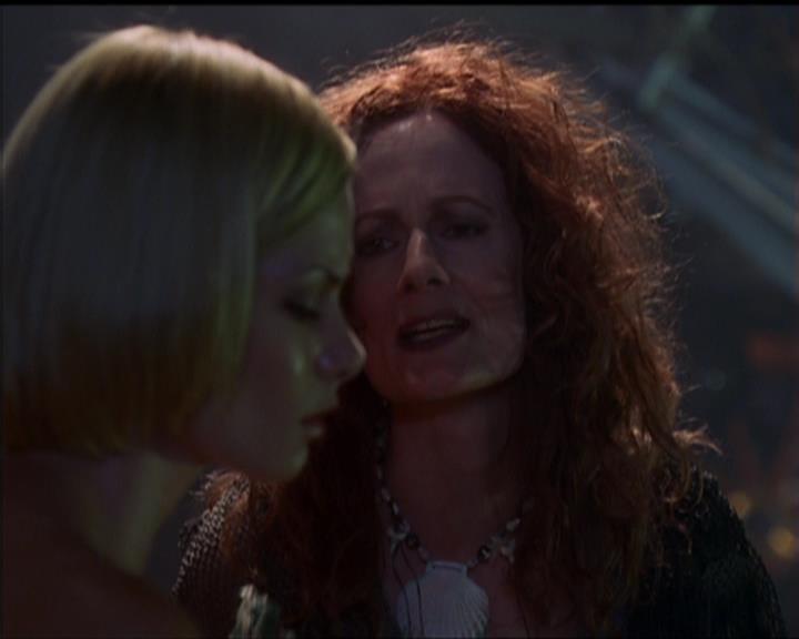 Charmed-Online_dot_net-5x01-2AWitchTail1780.jpg Charmed-Online_dot_net-5x01-2AWitchTail1780.jpg