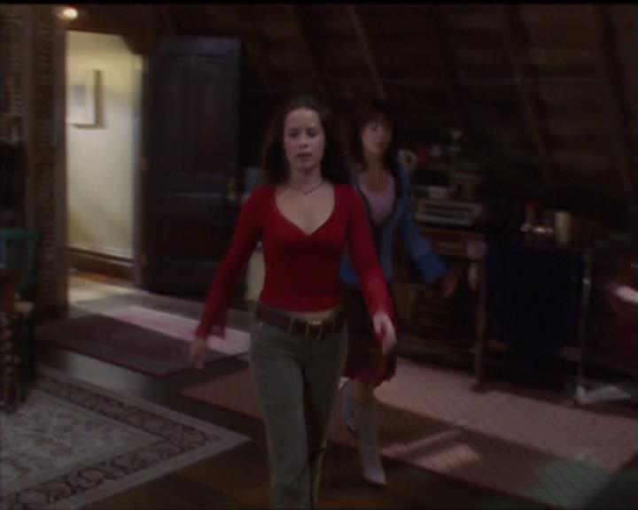 Charmed-Online-dot-net_5x05WitchesInTights1158.jpg