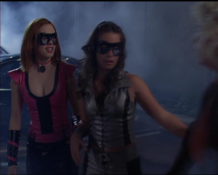 Charmed-Online-dot-net_5x05WitchesInTights1436.jpg