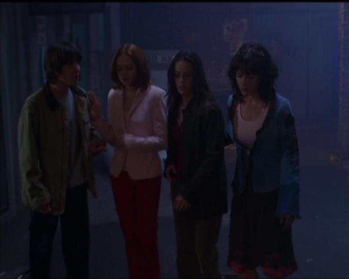 Charmed-Online-dot-net_5x05WitchesInTights2038.jpg