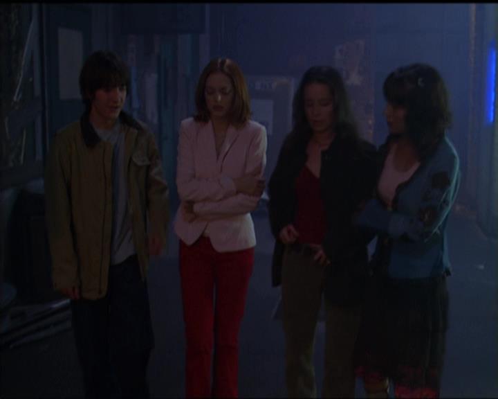 Charmed-Online-dot-net_5x05WitchesInTights2042.jpg