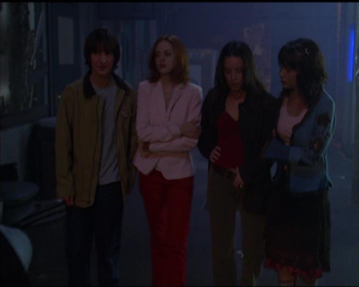 Charmed-Online-dot-net_5x05WitchesInTights2043.jpg