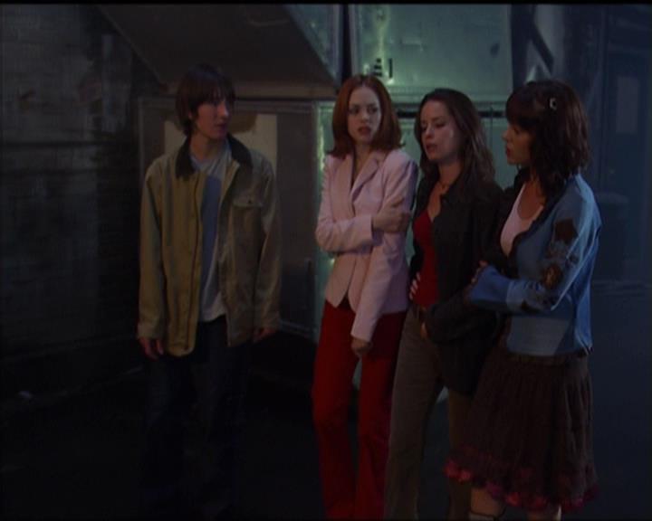 Charmed-Online-dot-net_5x05WitchesInTights2052.jpg