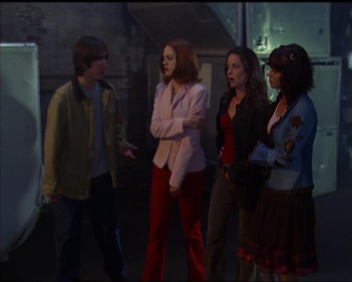 Charmed-Online-dot-net_5x05WitchesInTights2054.jpg