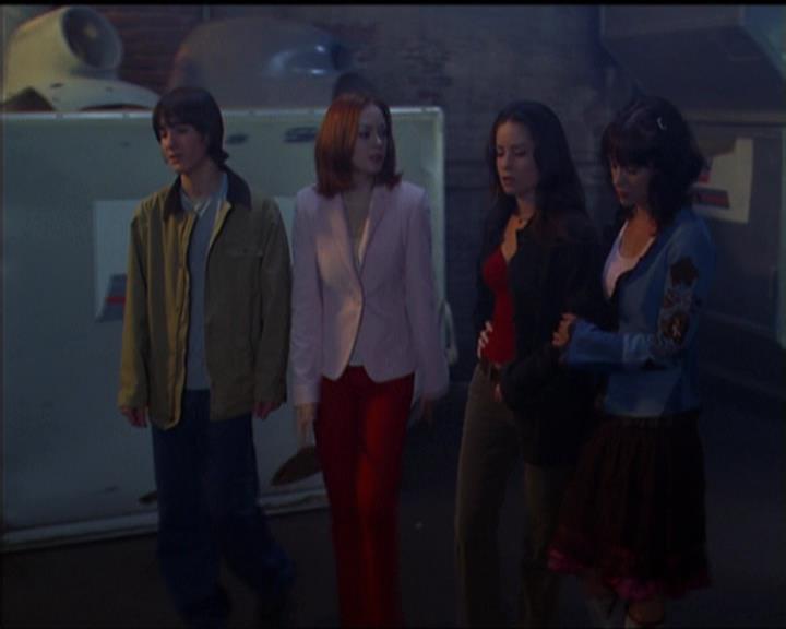 Charmed-Online-dot-net_5x05WitchesInTights2058.jpg