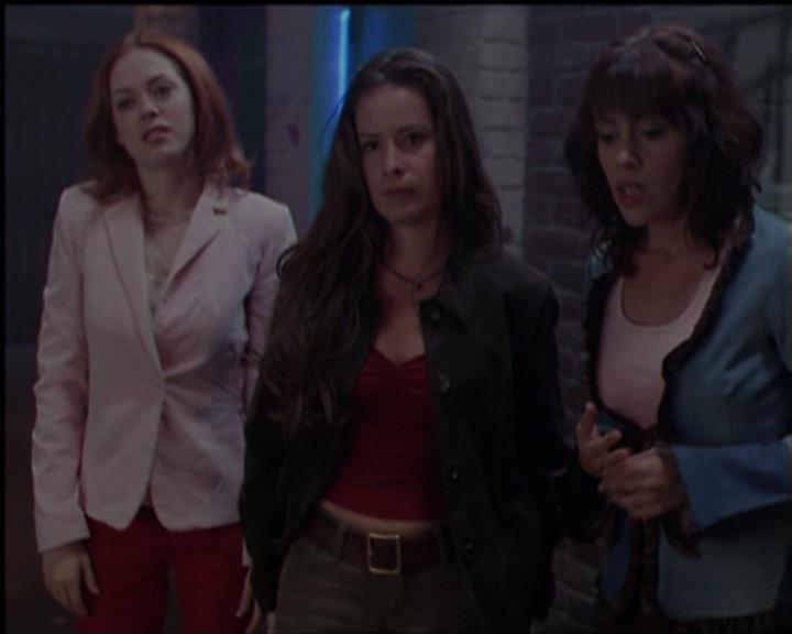 Charmed-Online-dot-net_5x05WitchesInTights2075.jpg