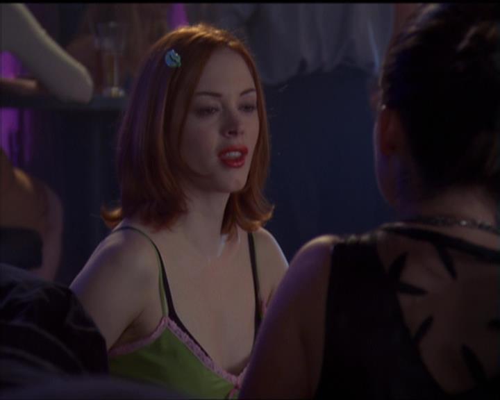 Charmed-Online-dot-net_5x05WitchesInTights2301.jpg