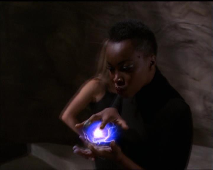 Charmed-Online-dot-517LuckyCharmed0474.jpg Charmed-Online-dot-517LuckyCharmed0474.jpg