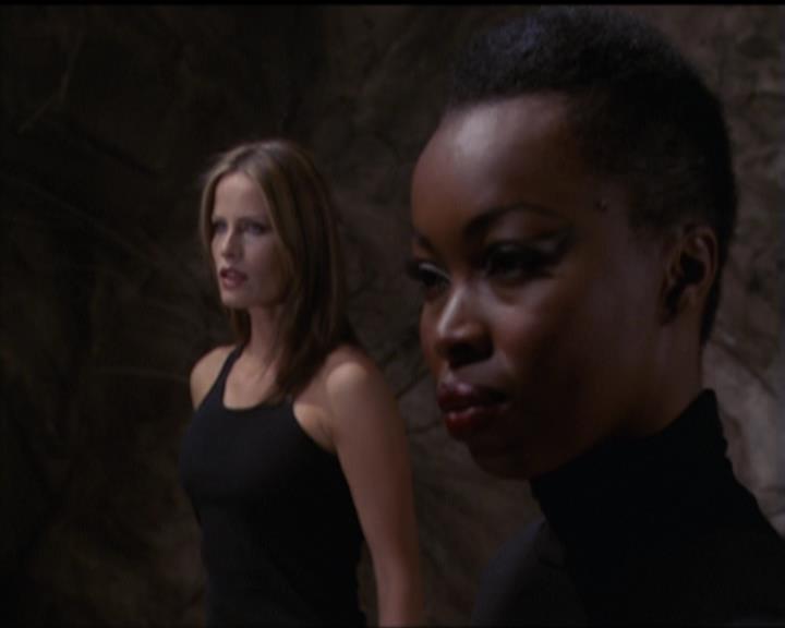 Charmed-Online-dot-517LuckyCharmed0489.jpg Charmed-Online-dot-517LuckyCharmed0489.jpg