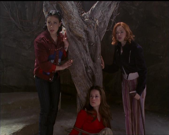 Charmed-Online-dot-517LuckyCharmed2147.jpg Charmed-Online-dot-517LuckyCharmed2147.jpg