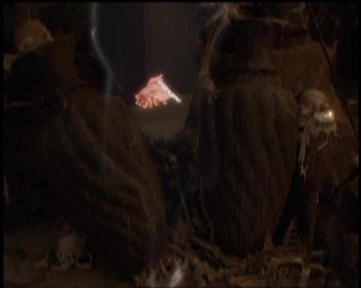 Charmed-Online-dot-net_5x21NecromancingTheStone0550.jpg Charmed-Online-dot-net_5x21NecromancingTheStone0550.jpg