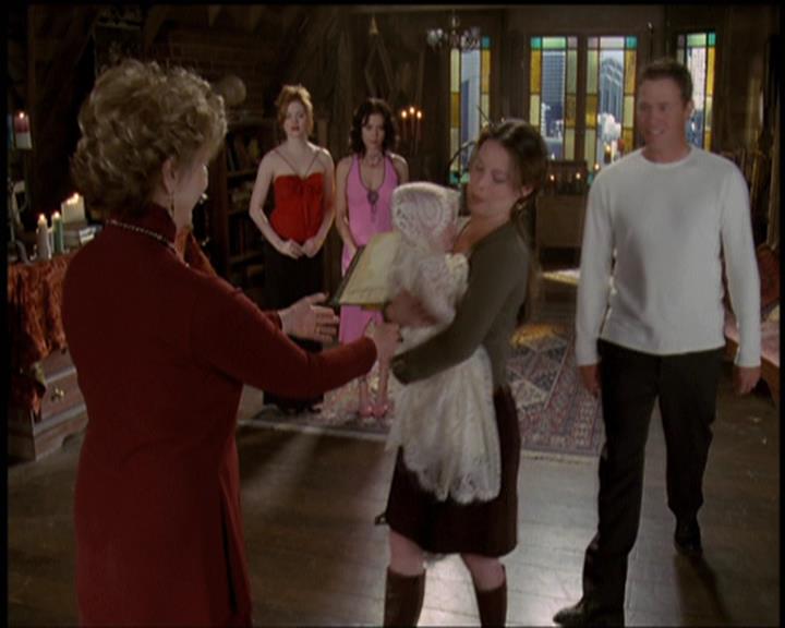 Charmed-Online-dot-net_5x21NecromancingTheStone2425.jpg Charmed-Online-dot-net_5x21NecromancingTheStone2425.jpg