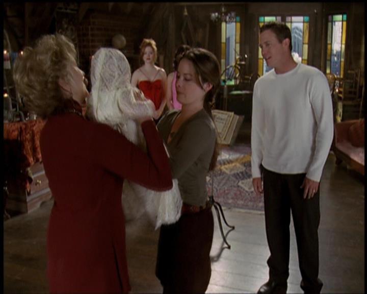Charmed-Online-dot-net_5x21NecromancingTheStone2428.jpg Charmed-Online-dot-net_5x21NecromancingTheStone2428.jpg