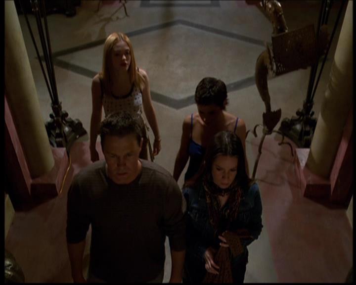 Charmed-Online-dot-614TheLegendOftheSleepyHalliwell0502.jpg