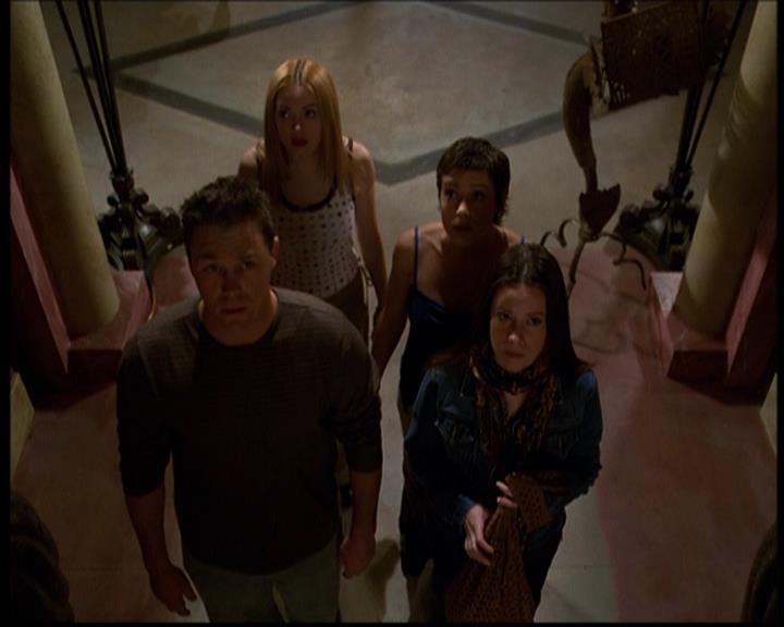 Charmed-Online-dot-614TheLegendOftheSleepyHalliwell0508.jpg