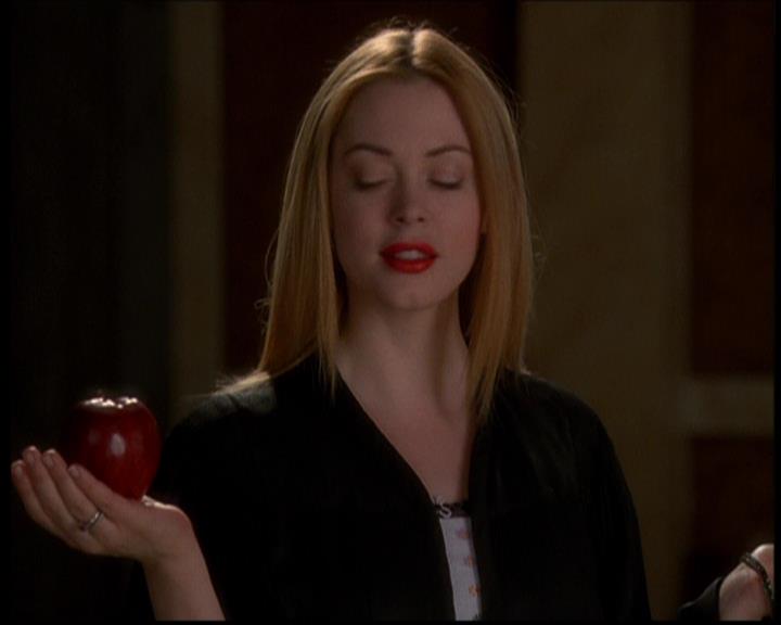 Charmed-Online-dot-614TheLegendOftheSleepyHalliwell0750.jpg Charmed-Online-dot-614TheLegendOftheSleepyHalliwell0750.jpg