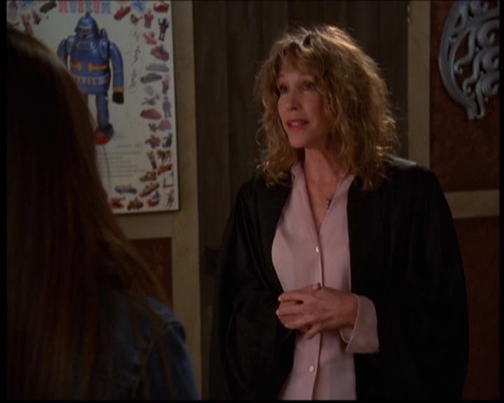 Charmed-Online-dot-614TheLegendOftheSleepyHalliwell0901.jpg Charmed-Online-dot-614TheLegendOftheSleepyHalliwell0901.jpg