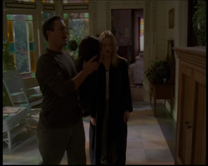 Charmed-Online-dot-614TheLegendOftheSleepyHalliwell0939.jpg Charmed-Online-dot-614TheLegendOftheSleepyHalliwell0939.jpg